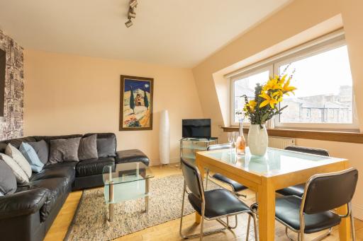 Amazing Castle View Apartment - Housity