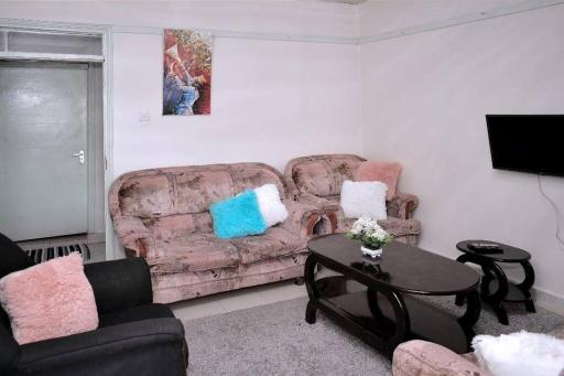 Golden One-bedroom serviced apartment with free WiFi - Housity