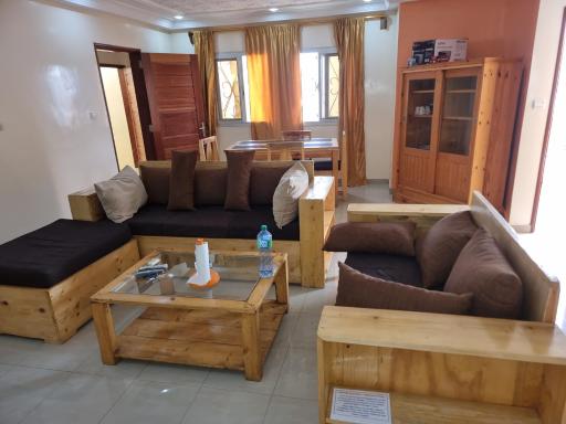 CHAMBRES PRIVEES CLIMATISEES-DOUCHES PERSONNELLES-NEFLIX-SALON - Housity