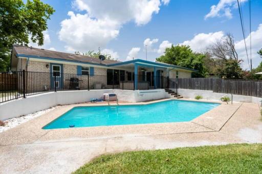 The Breezy Blue View with hot tub and pool - Housity