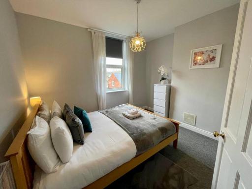 URBAN CITY SUITES 4 bed house, garden, Ideal for Contractors&Families - Housity