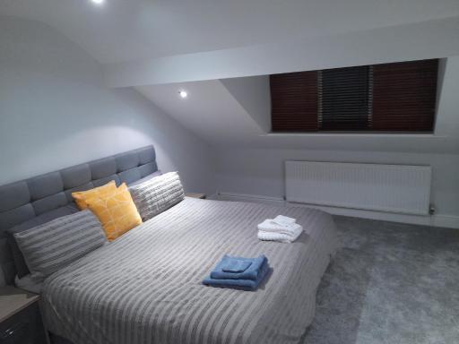 Elegant Spacious 3 Bed- Sleeps 6 -Have a Glamorous Getaway - Housity
