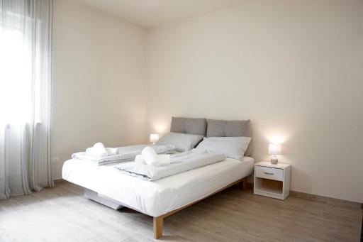 Bright studio apartment with free private parking - Housity