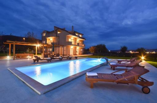 Holiday house with a swimming pool Dugopolje, Zagora - 19033 - Housity
