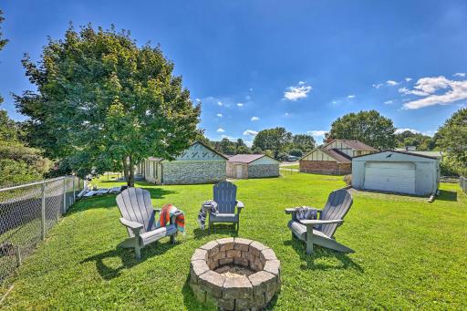 Family-Friendly Sanctuary BBQ, Patio and Yard - Housity