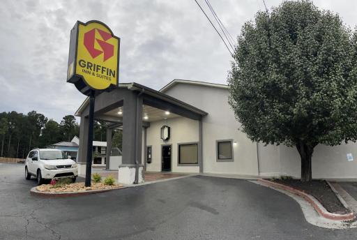 Griffin Inn & Suites - Housity