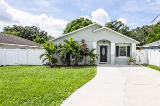 Modern Luxury Home Located in Tampa! - Housity