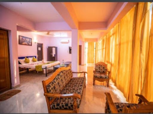 COLOURS FLY HOTEL - Housity