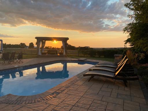 Farmhouse Guest Suite, Pool, hot tub, horses - Housity