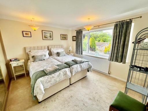 3 bedroom house with ample parking and garden - Housity