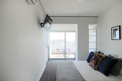 Phaedrus Living: Luxury Suite Nicosia 509 - Housity