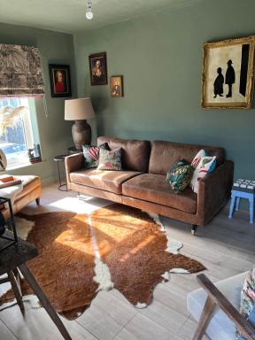 CWTCH COTTAGE Llantrisant 2 bed home - sleeps 4 - Housity