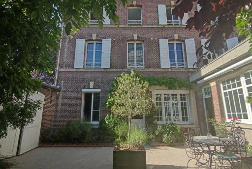Maison de maître, un coin de verdure en hyper centre - Housity