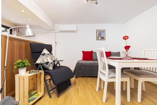 Peaceful Riverside Studio with private Patio Garden Center - Housity
