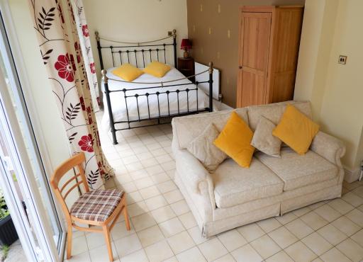 Colchester Sunny Studio Apartment with EV Charging Point - Housity