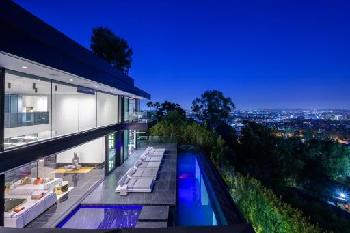 Sophisticated Modern Mansion Off The Strip - Housity