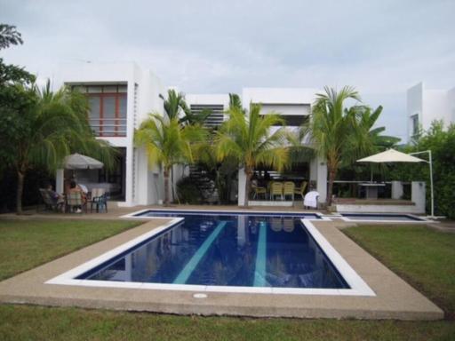 Espectacular Casa Estilo Mediterráneo RNT 103575 - Housity