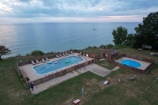 Lake Bluff Inn and Suites - Housity