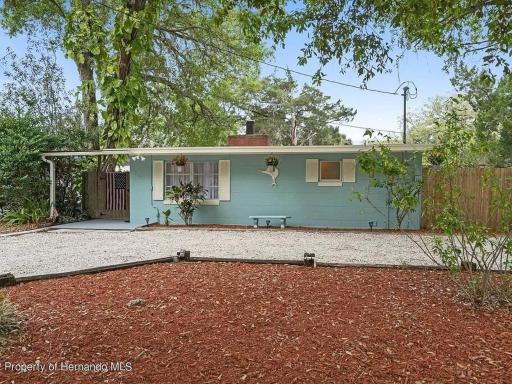 Cozy vintage waterfront home with fireplace and kayaks - Housity