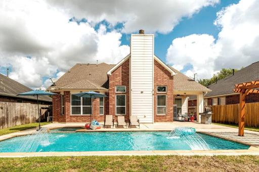 Gardenias By The Pool. Spacious 5-bedroom house with private pool, yoga room/playroom, and SPA. Vibrant Accommodation! - Housity