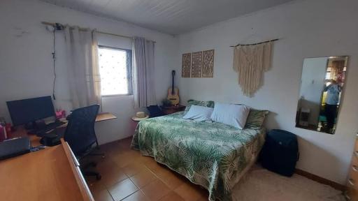 Quarto grande em casa com quintal perto do metrô - Housity