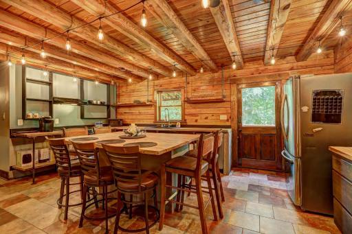 Spacious Cabin with hot tub, game room, WIFI near Atlanta airport - Housity