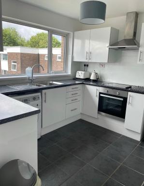 Cozy Flat 15 Mins from City Centre with Parking - Housity