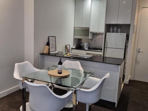 Collins central 2-bd apartment with pre-reserve parking - Hizvo