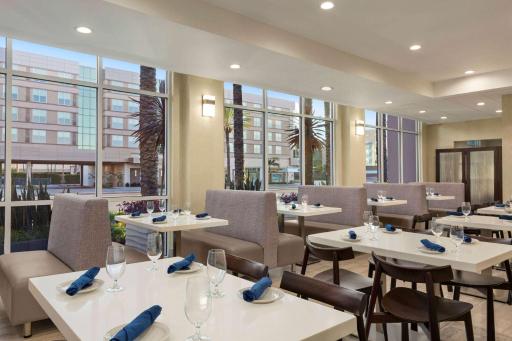 Wyndham Anaheim - Housity