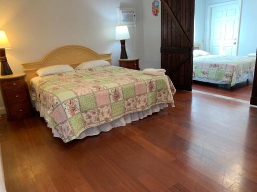 Double bedroom with private bathroom for family or friends - Housity