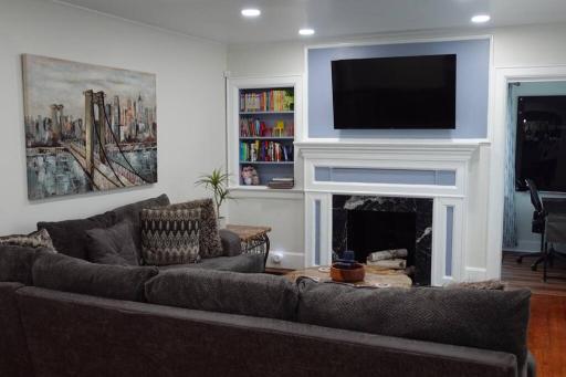Cozy and Spacious 4 bedroom minutes from Downtown - Housity
