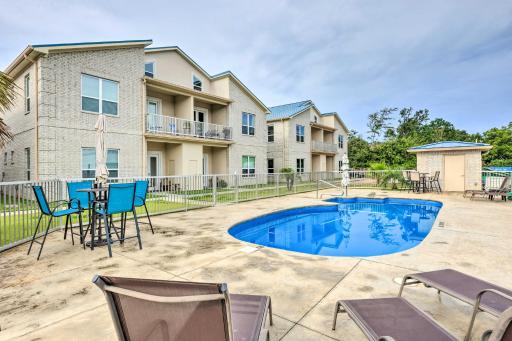 Modern Long Beach Escape about 1 Mi to Shores! - Housity