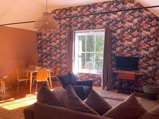 Top House -Stylish property in village location - Housity