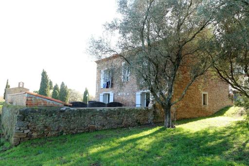 Appartement à l'entrée du village de Roquebrune - Housity