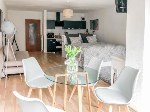 Studio near Altstadt /w Workspace, Feng-Shui & Art - Housity