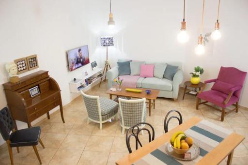 *Central Acropolis* Sleep in an Artist's apartment - Housity