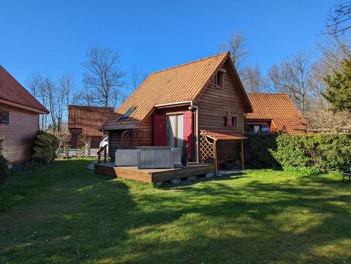 Chalet avec grand jardin dans résidence paisible - Housity