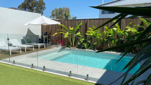 Dual living House - 180m to River - Pet Friendly - Pool & Sauna - Housity