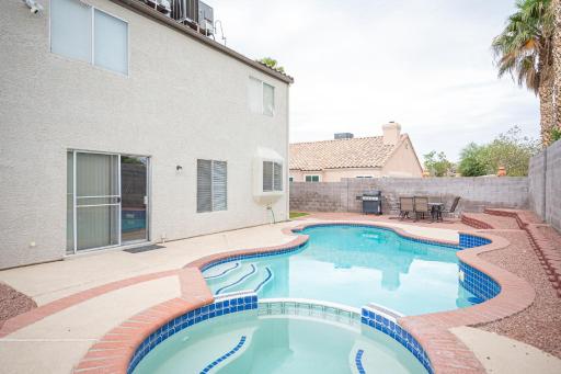 Splendid House With Pool! - Housity