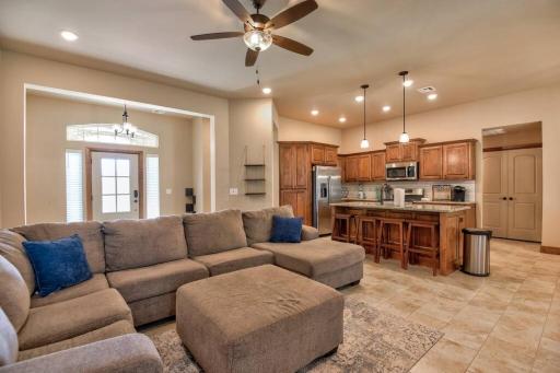 Spacious New Build 3bd/2bth Home near Route 66 - Housity