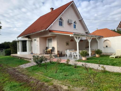 GESZTENYÉS Vendégház - Housity
