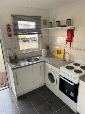 1-Bedroom Semi-detached Chalet in Uddingston, Glasgow - Housity