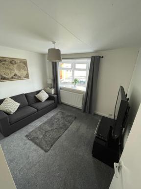 1-Bedroom Semi-detached Chalet in Uddingston, Glasgow - Housity