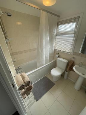 1-Bedroom Semi-detached Chalet in Uddingston, Glasgow - Housity
