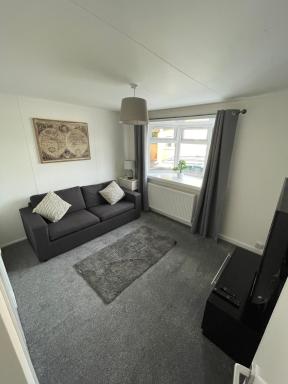 1-Bedroom Semi-detached Chalet in Uddingston, Glasgow - Housity