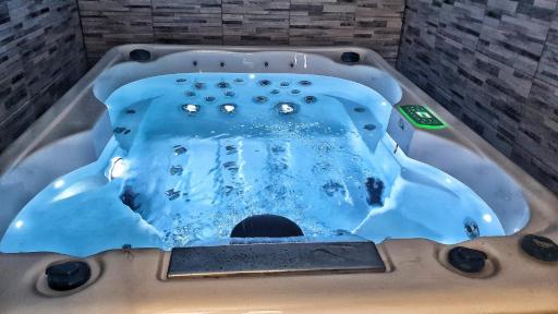 Le Bigourdan et son Jacuzzi - Housity