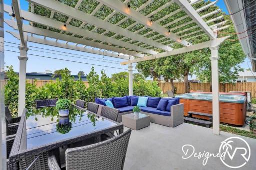 1 Mile to Beach Beautiful 4 Bedroom + Gameroom - Housity