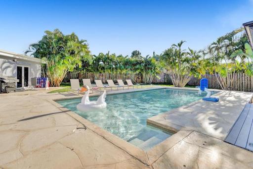 Amazing 6 Bedroom Resort - Huge Heated Pool, Beach Volley Ball, Game room - Housity