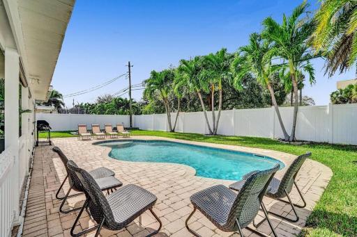 Beautiful 4 Bdrm Heated Pool Jacuzzi - 1.5 miles to Beach - Housity
