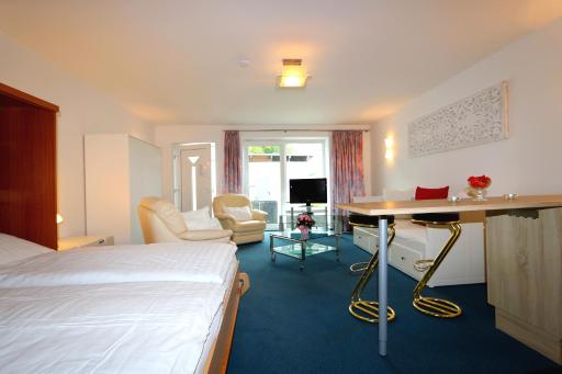 Studio apartment with terrace, own parking space and a small lake 500 m away - Housity